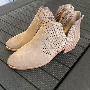 Vince Camuto Booties sz 11